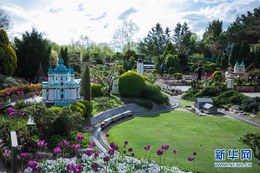 （XHDW&middot;圖文互動(dòng)）（1）通訊：&ldquo;無(wú)處不在的鮮花為我們帶來(lái)歡樂(lè)和希望&rdquo;&mdash;&mdash;&ldquo;小人國(guó)&rdquo;里的堪培拉花展