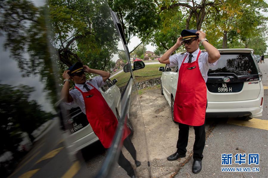 (國際·圖文互動(dòng))(1)通訊:前方總有機(jī)遇——記馬來西亞一位飛行員疫情下擺攤再就業(yè)