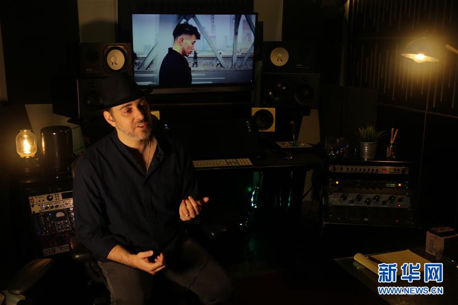 (海外抗疫故事·圖文互動(dòng))(1)通訊:用原創(chuàng)音樂(lè)支持中國(guó)抗擊新冠疫情的以色列歌手
