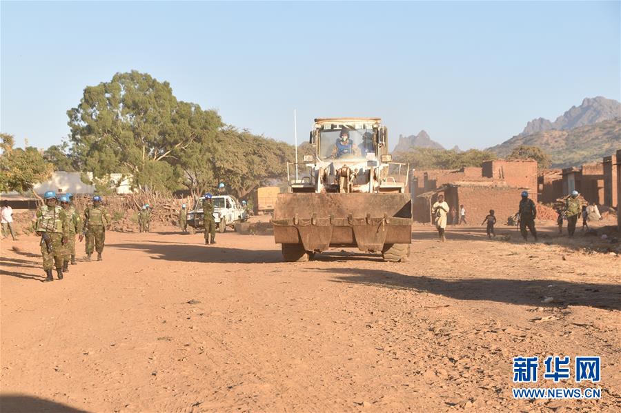 （國(guó)際&middot;圖文互動(dòng)）（1）中國(guó)第16批赴蘇丹達(dá)爾富爾維和工兵分隊(duì)星夜救援友軍步戰(zhàn)車