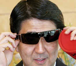 2015，安倍會(huì)繼續(xù)"暴走"嗎？