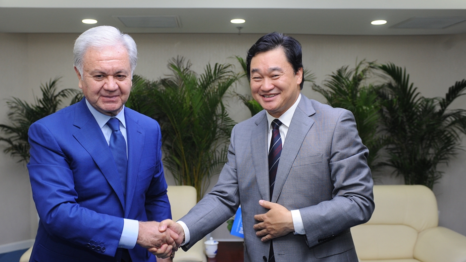 新華網(wǎng)董事長、總裁田舒斌與上海合作組織秘書長阿利莫夫親切握手