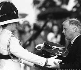 英國插手香港事務(wù) 意欲何為？