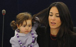 &ldquo;小萌女&rdquo;成歐洲議會會議?？?高清組圖)